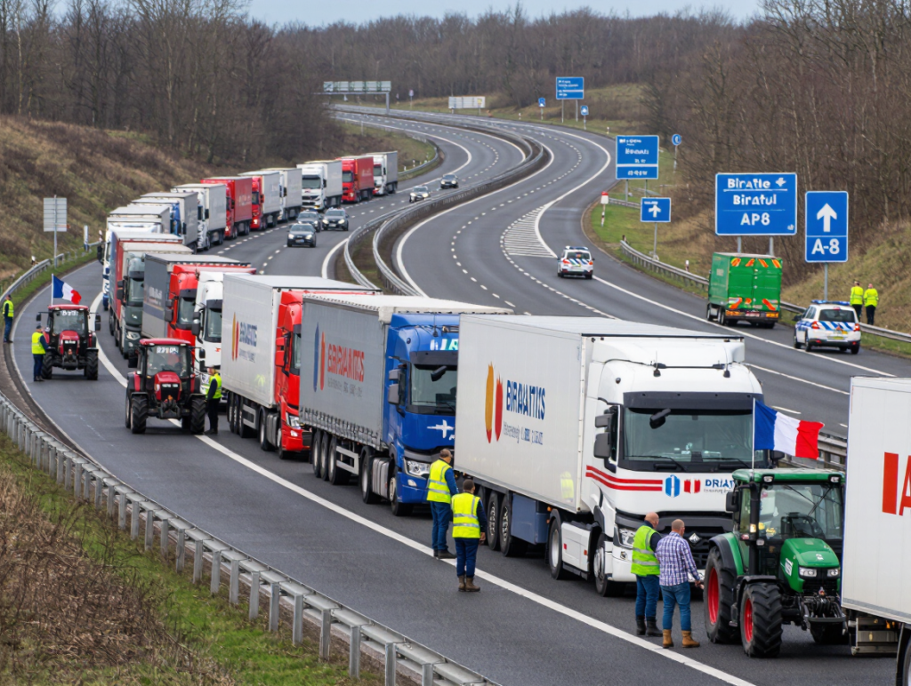French Farmers’ Protests Trigger 6-Mile Truck Delays at Biriatou, Affecting AP-8 Freight Traffic