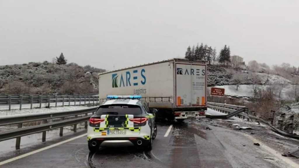 A-52 westbound at A Gudiña shut after snow-related truck accident en route to Vigo