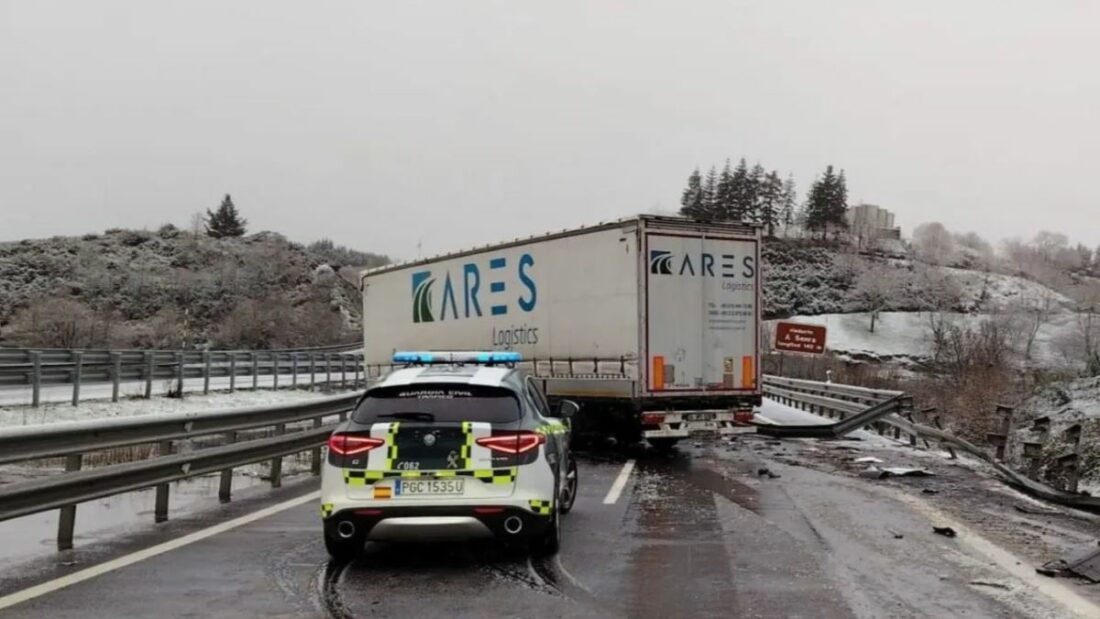 A-52 westbound at A Gudiña shut after snow-related truck accident en route to Vigo