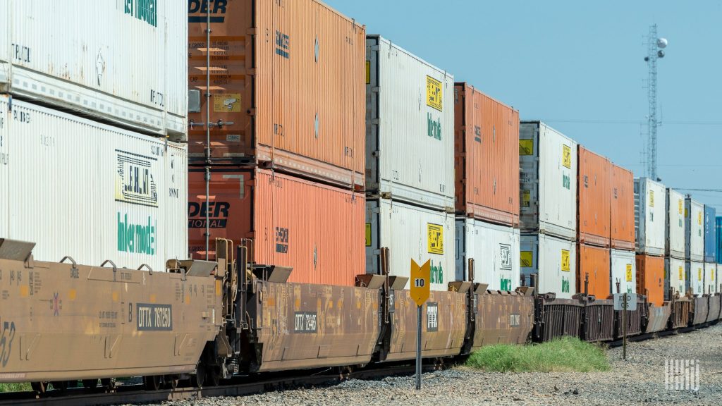 Intermodal growth trails carloads as U.S. rail posts weekly increase